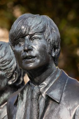 Liverpool, İngiltere - 19 Eylül 2024: John Lennon 'ın heykeli, diğer üç Beatles ile birlikte Liverpool, İngiltere' deki Pier Head 'de yer almaktadır..