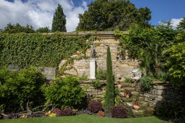 Kent, İngiltere - 16 Eylül 2024: Kent, İngiltere 'deki Hever Şatosu' ndaki güzel İtalyan Bahçesi manzarası.