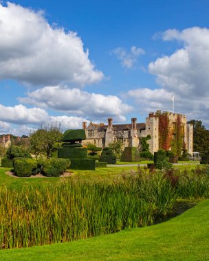 Kent, İngiltere - 16 Eylül 2024: Kent, İngiltere 'deki çarpıcı Hever Şatosu. Bina Anne Boleyn 'in eski evi..