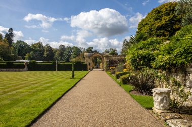 Kent, İngiltere - 16 Eylül 2024: Kent, İngiltere 'deki Hever Şatosu' ndaki güzel İtalyan Bahçesi manzarası.