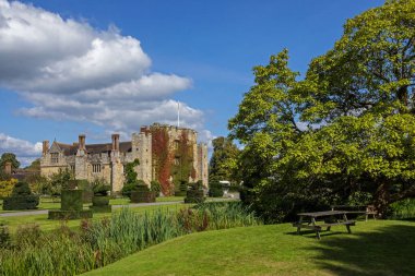 Kent, İngiltere - 16 Eylül 2024: Kent, İngiltere 'deki çarpıcı Hever Şatosu. Bina Anne Boleyn 'in eski evi..