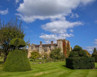 Kent, İngiltere - 16 Eylül 2024: Kent, İngiltere 'deki çarpıcı Hever Şatosu. Bina Anne Boleyn 'in eski evi..