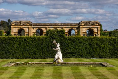 Kent, İngiltere - 16 Eylül 2024: Kent, İngiltere 'deki Hever Şatosu' ndaki güzel İtalyan Bahçesi 'nde heykel çeşmesi.