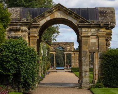 Kent, İngiltere - 16 Eylül 2024: Kent, İngiltere 'deki Hever Şatosu' ndaki güzel İtalyan Bahçesi manzarası.