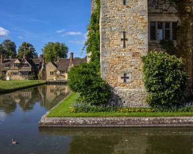 Kent, İngiltere - 16 Eylül 2024: Kent, İngiltere 'deki tarihi Hever Kalesi' ni çevreleyen hendek manzarası.