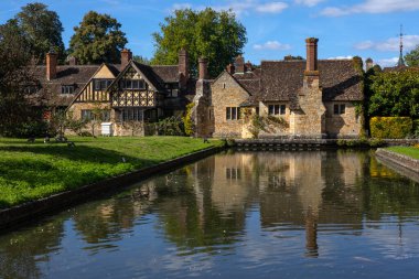 Kent, İngiltere - 16 Eylül 2024: Kent, İngiltere 'deki tarihi Hever Kalesi' ni çevreleyen hendek manzarası.