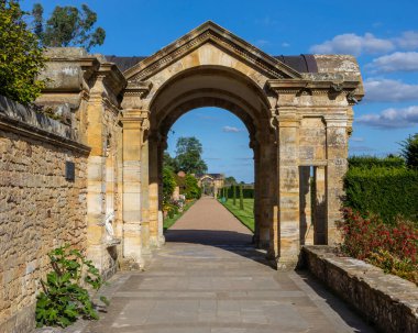 Kent, İngiltere - 16 Eylül 2024: Kent, İngiltere 'deki Hever Şatosu' ndaki güzel İtalyan Bahçesi manzarası.