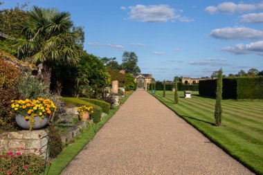Kent, İngiltere - 16 Eylül 2024: Kent, İngiltere 'deki Hever Şatosu' ndaki güzel İtalyan Bahçesi manzarası.
