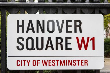 Londra, İngiltere - 9 Eylül 2024: Londra, İngiltere 'de Hanover Meydanı için sokak tabelası.