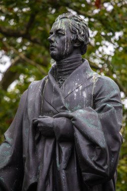 Londra, İngiltere - 9 Eylül 2024: Eski İngiltere Başbakanı Genç William Pitt 'in bir heykeli - Londra, İngiltere' deki Hanover Meydanı 'nda yer aldı.