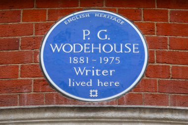 Londra, İngiltere - 9 Eylül 2024: Londra 'da Dunraven Caddesi' nde bulunan bir plaket, ünlü yazar P. G. Wodehouse 'un yaşadığı yeri gösteriyor..