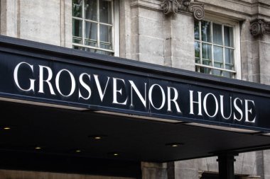 Londra, İngiltere - 9 Eylül 2024: Londra, İngiltere 'de Park Lane' de bulunan lüks Grosvenor House Hotel 'in dış tarafında bir tabelanın yakın çekimi.