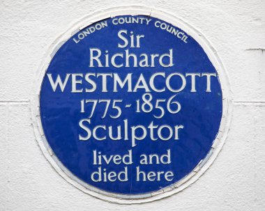 Londra, İngiltere - 9 Eylül 2024: Mayfair, Londra 'daki Güney Audley Caddesi' nde heykeltraş Sör Richard Westmacott 'un yaşadığı ve öldüğü yeri gösteren mavi bir plaket