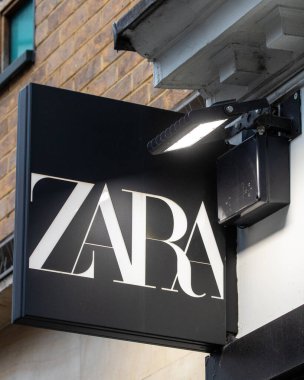 Londra, İngiltere - 9 Eylül 2024: Zara logosu Londra 'nın merkezindeki mağazalarından birinin girişinin üstünde.