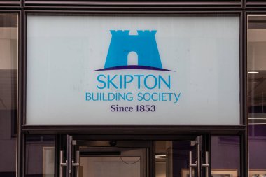Londra, İngiltere - 9 Eylül 2024: Holborn, Londra, İngiltere 'deki şubelerinden birinin dış kısmında Skipton İnşaat Derneği logosu
