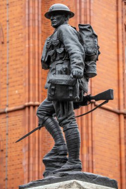 Londra, İngiltere - 9 Eylül 2024: Londra, İngiltere 'deki High Holborn' da Kraliyet Piyadeleri Savaş Anıtı. Dünya Savaşları ve diğer çatışmalarda ölen Kraliyet Piyadelerine adanmıştır..