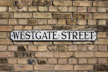 İngiltere 'nin Suffolk kentindeki tarihi Bury St. Edmunds kasabasında Westgate Caddesi için bir tabela.