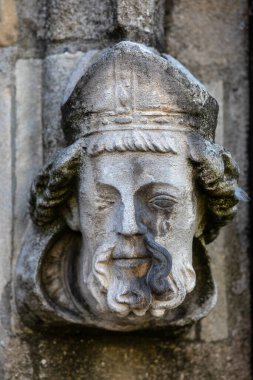 İngiltere 'nin Suffolk kentindeki tarihi Bury St. Edmunds kasabasında St. Marys Kilisesi' nin dış tarafında oyulmuş bir taş.