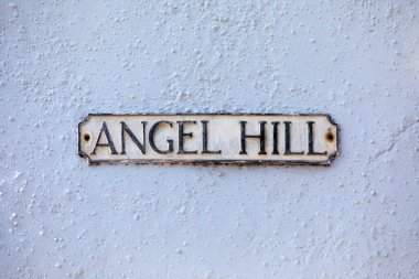 Suffolk, İngiltere 'deki Bury St. Edmunds kasabasındaki Angel Hill sokak tabelasının yakın çekimi..