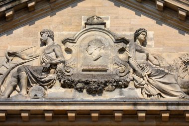 Suffolk, İngiltere - 6 Eylül 2024: İngiltere 'nin Suffolk kentindeki Bury St. Edmunds kasabasındaki tarihi Corn Exchange binasının şekillendirilmiş dış görünüşü.