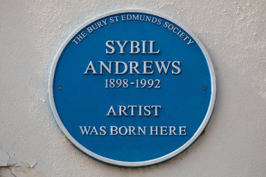 Suffolk, İngiltere - 6 Eylül 2024: Suffolk 'taki Bury St. Edmunds kasabasında bulunan mavi bir plaket, sanatçı Sybil Andrews' un yaşadığı yeri gösteriyor