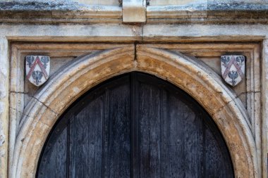İngiltere 'nin Suffolk kentindeki Bury St. Edmunds kasabasındaki Guildhall' a açılan kapının üzerindeki Heraldik kalkanlar..