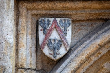 İngiltere 'nin Suffolk kentindeki Bury St. Edmunds kasabasındaki Guildhall' a açılan kapının üzerindeki Heraldik kalkan..