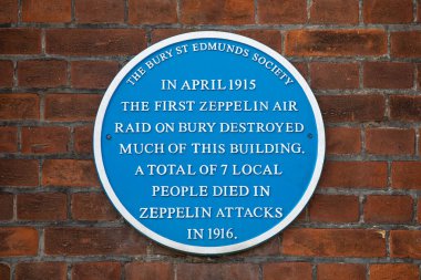 Suffolk, İngiltere - 6 Eylül 2024: St. Andrews Caddesi 'nin güneyindeki Bury St. Edmunds, Suffolk, İngiltere' deki bir binada bir plaket, 1. Dünya Savaşı 'nda Zeppelin baskınında bombalanan bombanın binanın büyük bir kısmını tahrip ettiğini gösteriyor..
