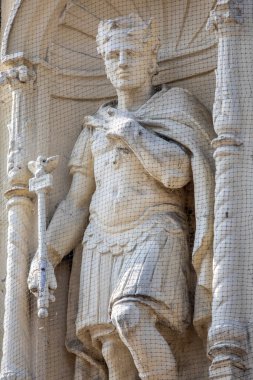 Suffolk, İngiltere - 6 Eylül 2024: Romalı bir askerin oyulmuş taş heykeli, No. İngiltere 'nin Suffolk kentindeki Bury St. Edmunds kasabasında 15 Cornhill..