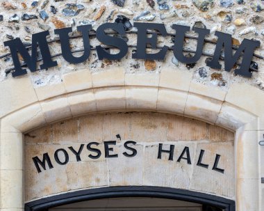İngiltere 'nin Suffolk kentindeki tarihi Bury St. Edmunds kasabasındaki Moyses Hall Müzesi' nin dışı..