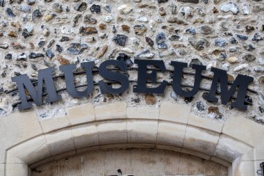 İngiltere 'nin Suffolk kentindeki tarihi Bury St. Edmunds kasabasındaki Moyses Hall Müzesi' nin dışı..