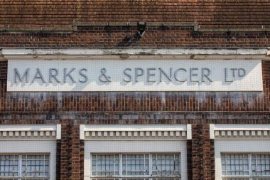 Suffolk, İngiltere - 6 Eylül 2024: Marks ve Spencer logosu Suffolk, İngiltere 'deki Bury St. Edmunds kasabasındaki Butter Market' in dış tarafında