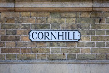 İngiltere 'nin Suffolk kentindeki tarihi Bury St. Edmunds kasabasında Cornhill için bir sokak tabelasının yakın çekimi..