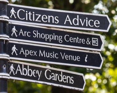 İngiltere 'nin Suffolk kentindeki tarihi Bury St. Edmunds kasabasında bir tabela yerel ilgi noktalarını gösteriyor - Vatandaşlar Tavsiyesi, Arc Alışveriş Merkezi, Apex Müzik Merkezi ve Abbey Bahçeleri