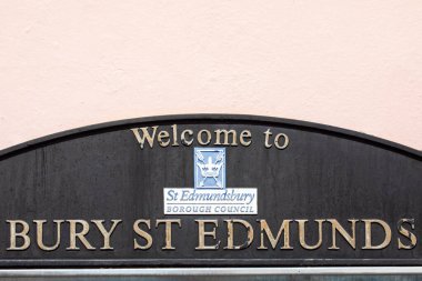 İngiltere 'nin Suffolk kentindeki Bury St. Edmunds' un tarihi şehir merkezinde Bury St. Edmunds 'a Hoş Geldiniz tabelasına yakın çekim