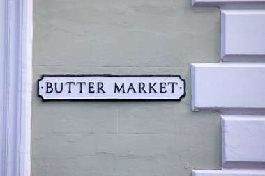 Suffolk, İngiltere 'deki tarihi Bury St. Edmunds kasabasında Tereyağı Pazarı için bir sokak tabelasının yakın çekimi.