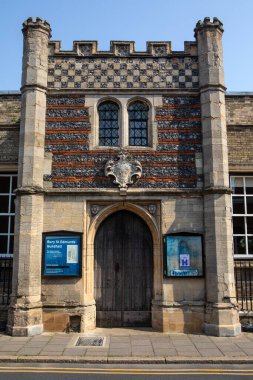 Suffolk, İngiltere - 6 Eylül 2024: İngiltere 'nin Suffolk kentindeki tarihi Bury St. Edmunds kasabasındaki Guildhall' ın dışı.