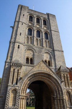 İngiltere 'nin Suffolk kentindeki Bury St. Edmunds kasabasındaki tarihi Norman Kulesi manzarası
