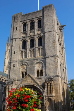 İngiltere 'nin Suffolk kentindeki Bury St. Edmunds kasabasındaki tarihi Norman Kulesi manzarası.