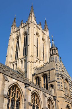 İngiltere 'nin Suffolk kentindeki tarihi Bury St. Edmunds kasabasındaki görkemli St. Edmundsbury Katedrali manzarası