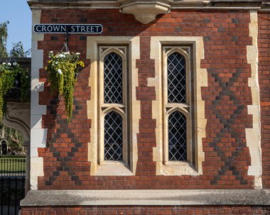 İngiltere 'nin Suffolk kentindeki tarihi Bury St. Edmunds kasabasında Crown Caddesi için sokak tabelası..