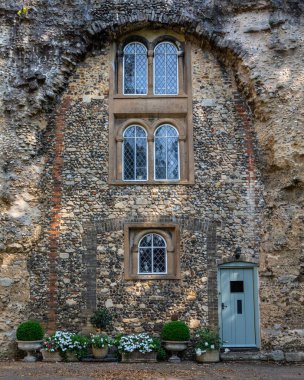 Suffolk, İngiltere 'deki Bury St. Edmunds' daki tarihi manastırın yıkıntıları içine inşa edilmiş bir ev..