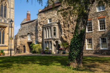 Suffolk, İngiltere 'deki Bury St. Edmunds' daki tarihi manastırın yıkıntıları içine inşa edilmiş bir ev..