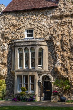 Suffolk, İngiltere 'deki Bury St. Edmunds' daki tarihi manastırın yıkıntıları içine inşa edilmiş bir ev..