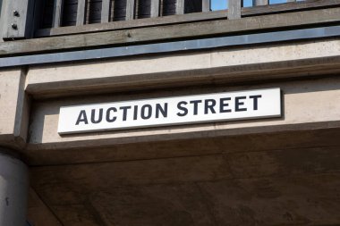Suffolk, İngiltere 'deki Bury St. Edmunds kasabasında açık artırma caddesine yakın bir tabela.