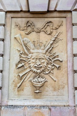 İngiltere 'nin Suffolk kentindeki Bury St. Edmunds kasabasındaki Market Cross binasının dış tarafında güzel oyulmuş bir panelin yakın çekimi..