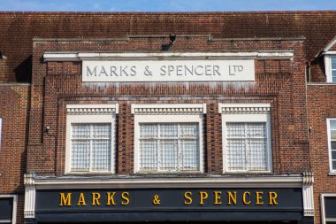 Suffolk, İngiltere - 6 Eylül 2024: Marks ve Spencer logosu Suffolk, İngiltere 'deki Bury St. Edmunds kasabasındaki Butter Market' in dış tarafında