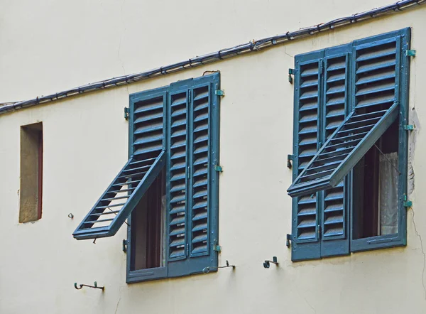 Δύο Παράθυρα Σκούρα Πράσινα Παντζούρια Στην Πρόσοψη Του Σπιτιού Στη — Φωτογραφία Αρχείου