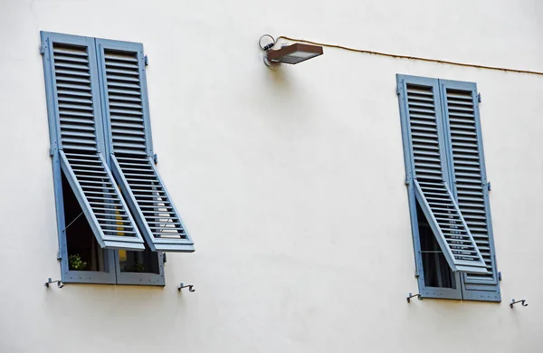 Δύο Παράθυρα Μπλε Παντζούρια Και Ένα Ηλεκτρικό Φανάρι Στην Πρόσοψη — Φωτογραφία Αρχείου