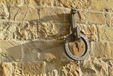 İtalya, Floransa 'da Golden Alley # 2' de bir evin ön cephesinde metal dekoratif detaylar.